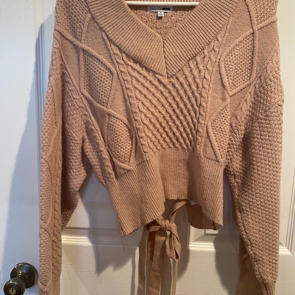 Cropped open back cable knit sweater - Picture 10 of 10